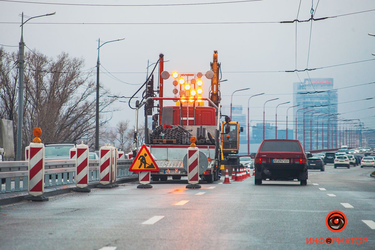В Днепре возле Центрального моста устанавливают "отбойники" 5