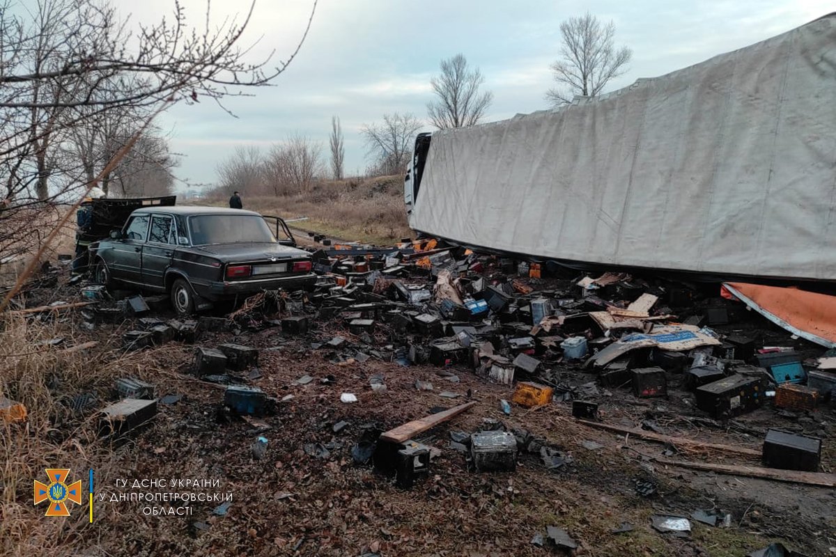 28 ноября возле села Бажаны Синельниковского района случилась авария 28 ноября возле села Бажаны Синельниковского района случилась авария