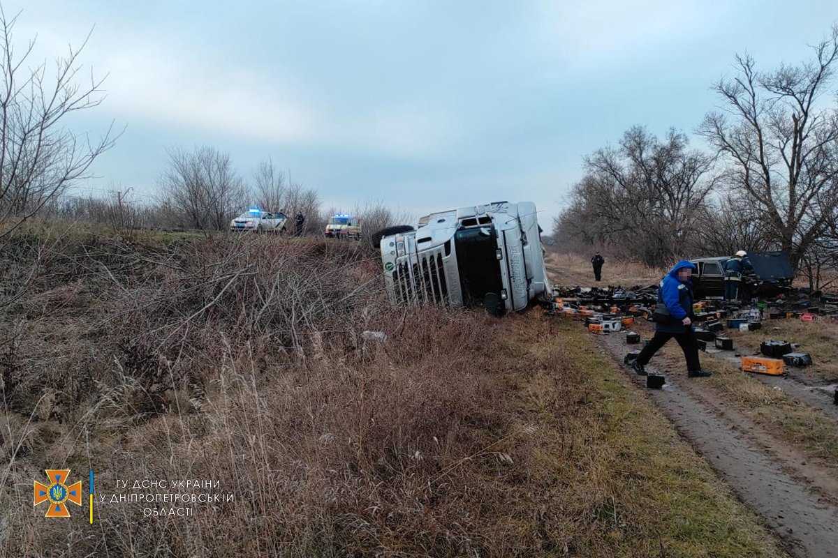 Здесь столкнулись Scania, которая везла аккумуляторы, и ВАЗ-21061 Здесь столкнулись Scania, которая везла аккумуляторы, и ВАЗ-21061