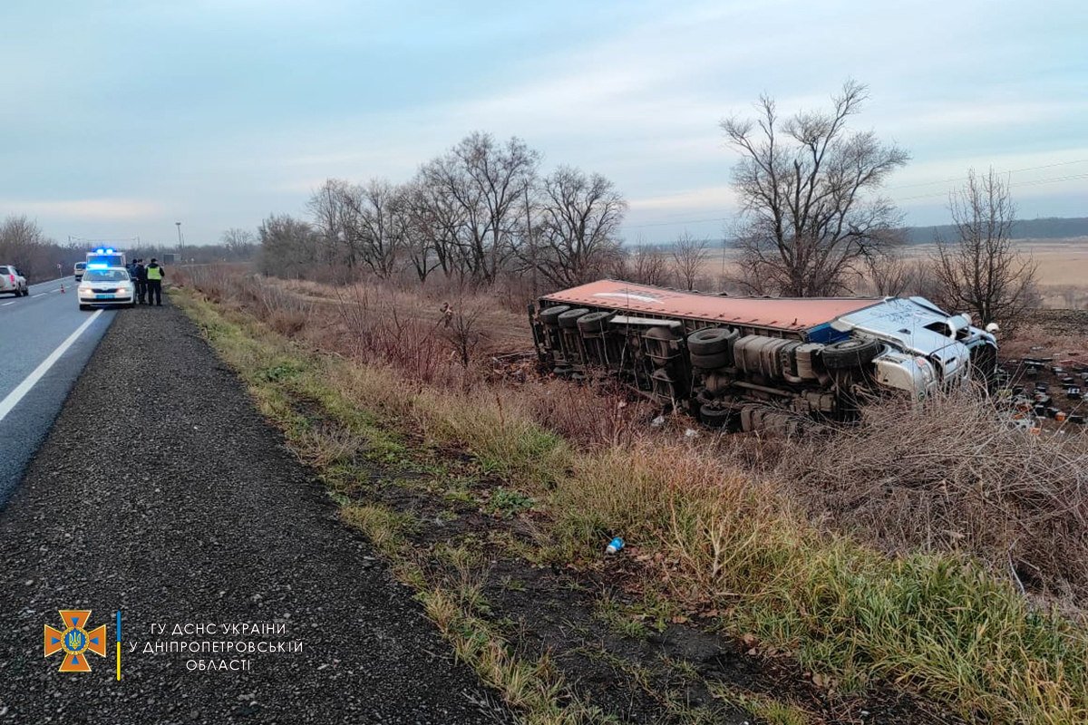 От удара фура перевернулась От удара фура перевернулась