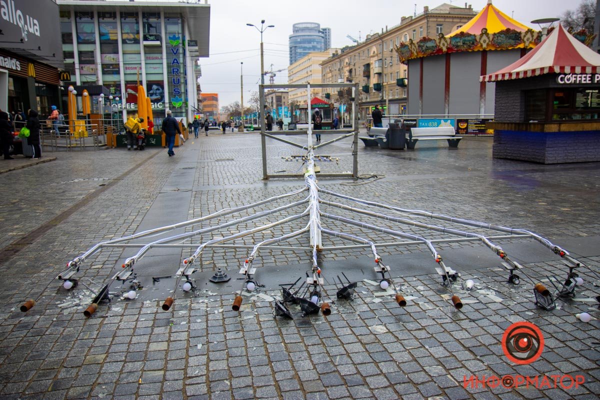 В центре Днепра вандалы завалили Ханукию 2