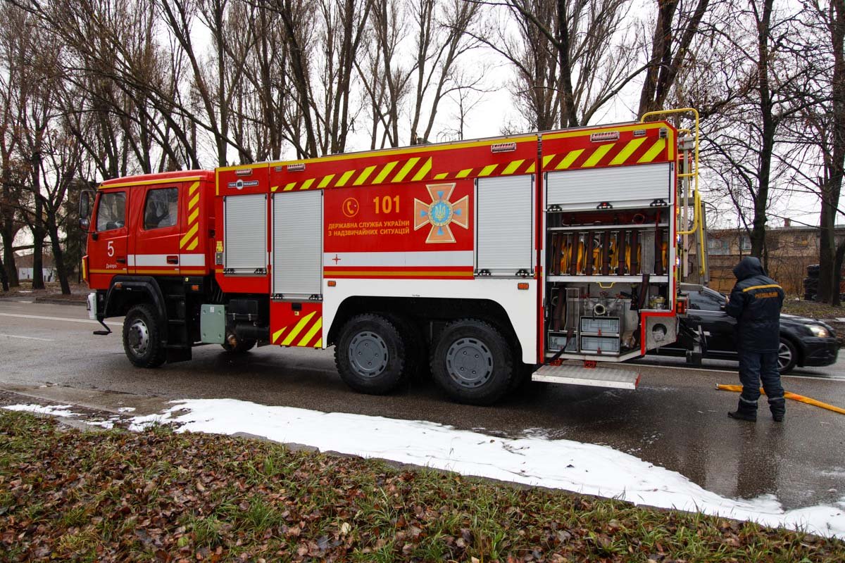 В Днепре на Криворожской на ходу загорелся грузовик 1