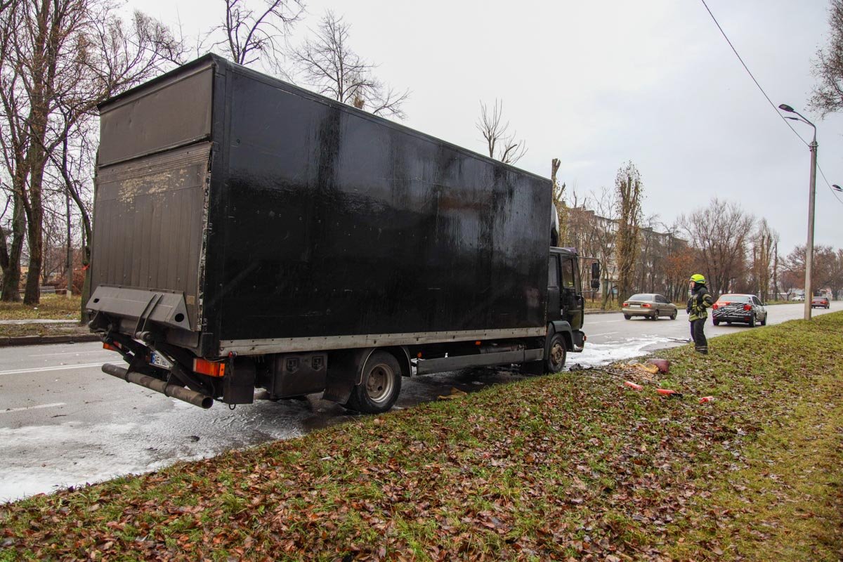 В Днепре на Криворожской на ходу загорелся грузовик 2
