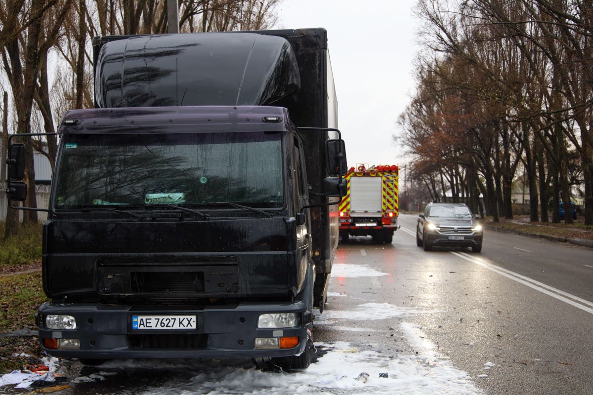 В Днепре на Криворожской на ходу загорелся грузовик 6