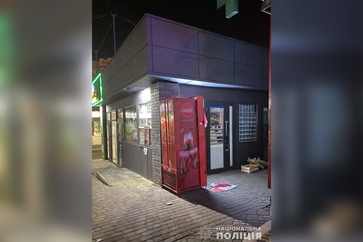 26 ноября трое мужчин залезли в магазин в Амур-Нижнеднепровском районе 26 ноября трое мужчин залезли в магазин в Амур-Нижнеднепровском районе