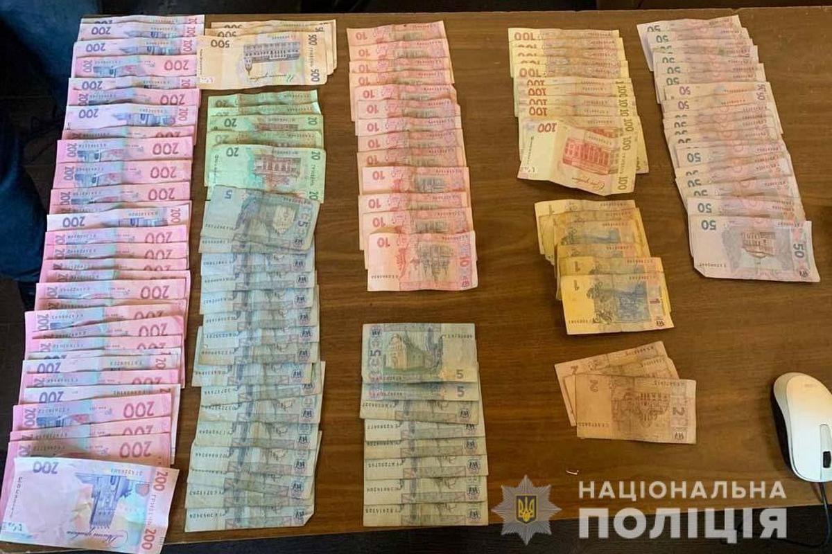 Они украли деньги из сейфа и товар Они украли деньги из сейфа и товар