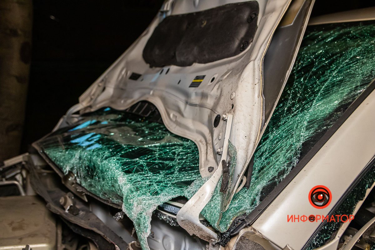 Nissan занесло далеко от места столкновения 