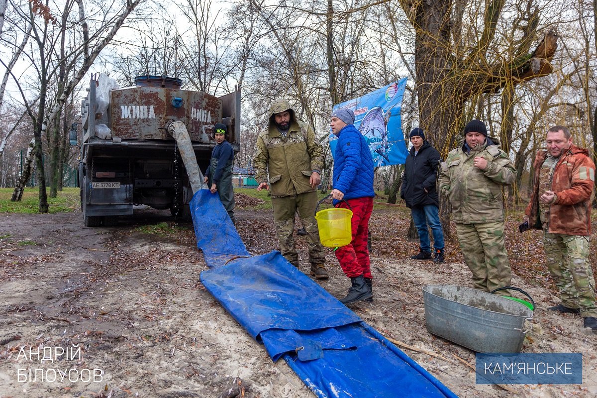 В Каменском провели очередное зарыбление левобережного канала 1