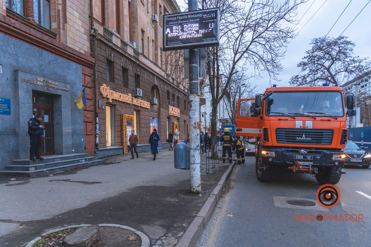 На место происшествия приехали патруль полиции, бригада ГСЧС и взрывотехники На место происшествия приехали патруль полиции, бригада ГСЧС и взрывотехники
