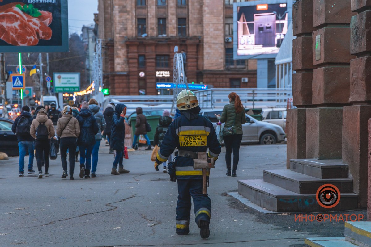 На место происшествия приехали патруль полиции, бригада ГСЧС и взрывотехники На место происшествия приехали патруль полиции, бригада ГСЧС и взрывотехники