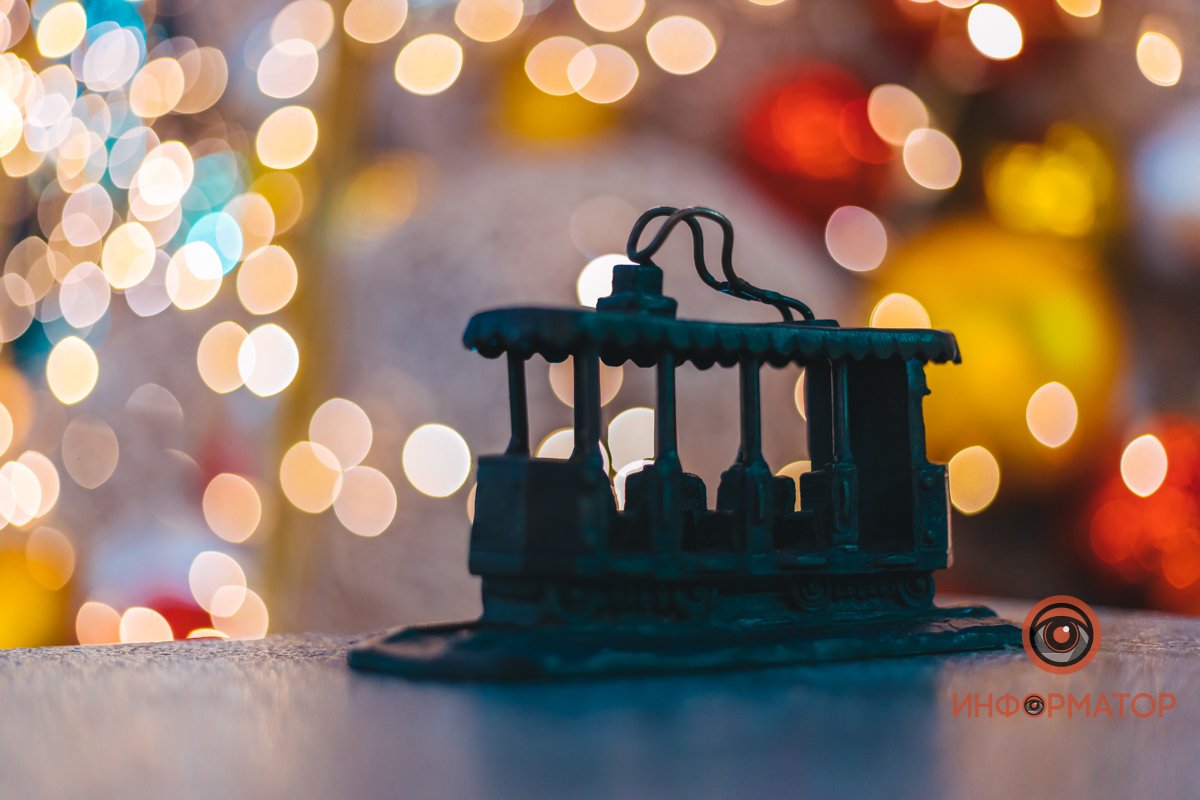 В вечерней поездке в трамвае, когда в салоне нет почти никого, а за окном мелькают огоньки