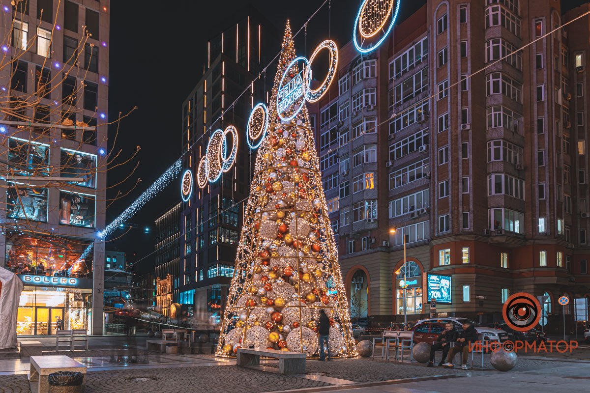 В витринах, украшенных снежинками