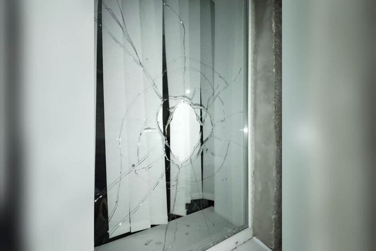 Хулиганы разбили окно в здании горсовета Хулиганы разбили окно в здании горсовета