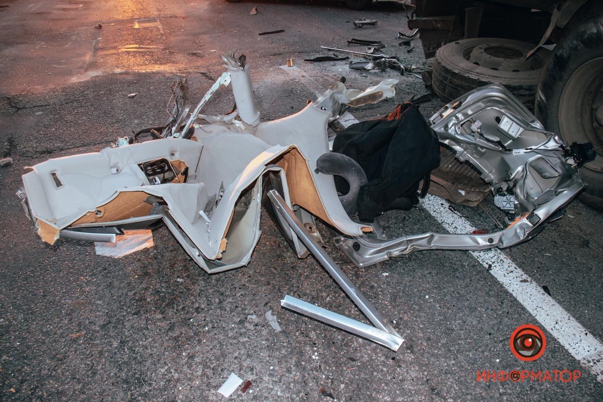 От удара с автомобиля Skoda сорвало крышу От удара с автомобиля Skoda сорвало крышу