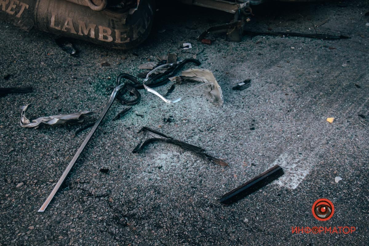 На дороге разбросаны осколки и детали На дороге разбросаны осколки и детали