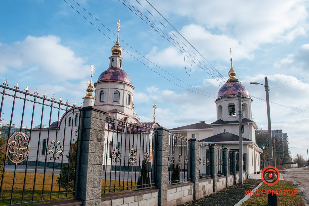 Выполнен в форме латинского креста Выполнен в форме латинского креста