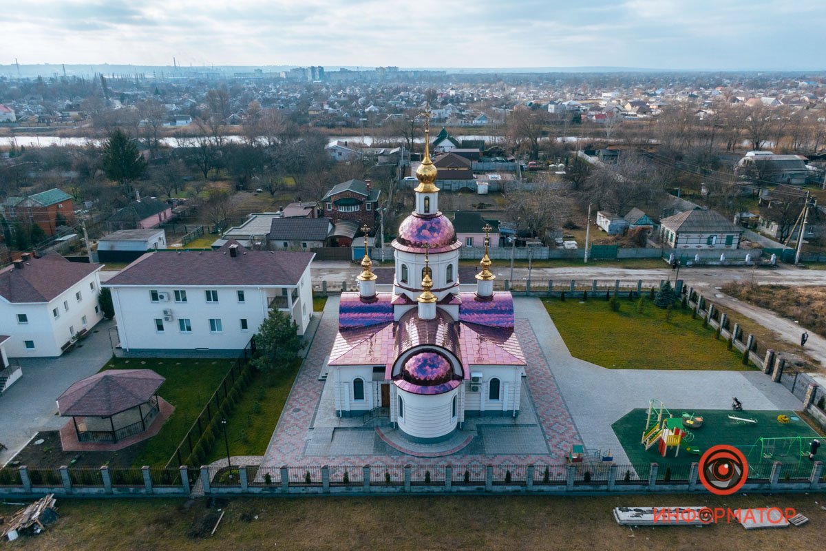 Отражает свет Отражает свет