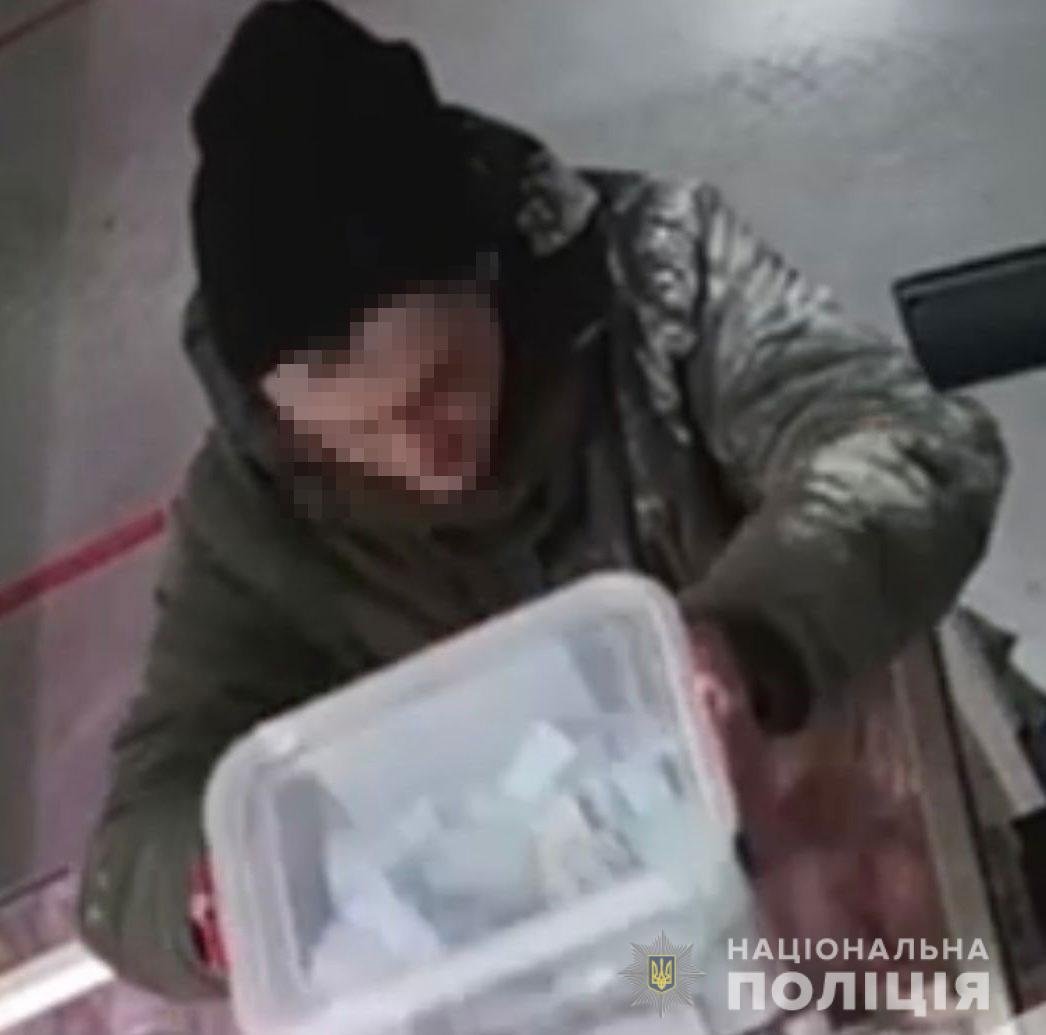 В Днепропетровской области мужчины украли коробку для сбора помощи онкобольному ребенку 1