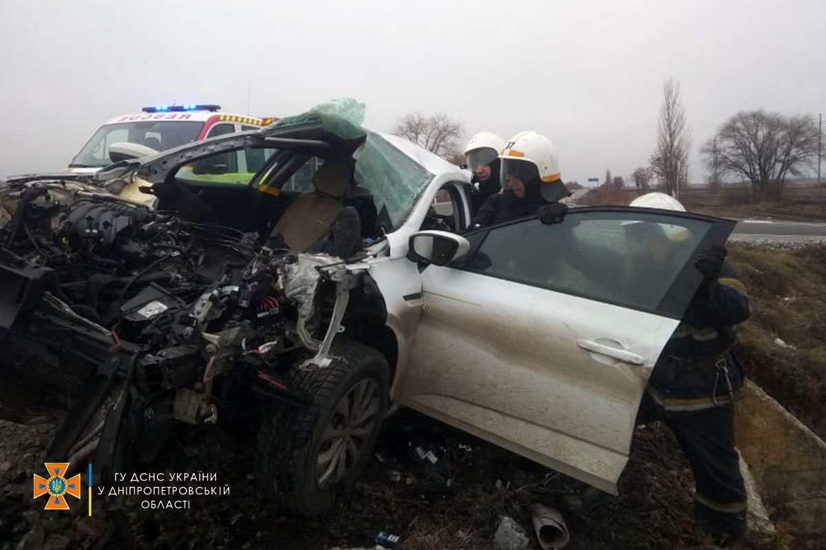 Renault Megane буквально "нанизался" на отбойное ограждение Renault Megane буквально "нанизался" на отбойное ограждение