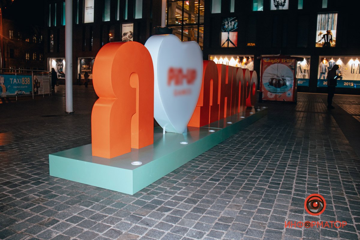 Между ТРЦ Passage и ЦУМом Между ТРЦ Passage и ЦУМом