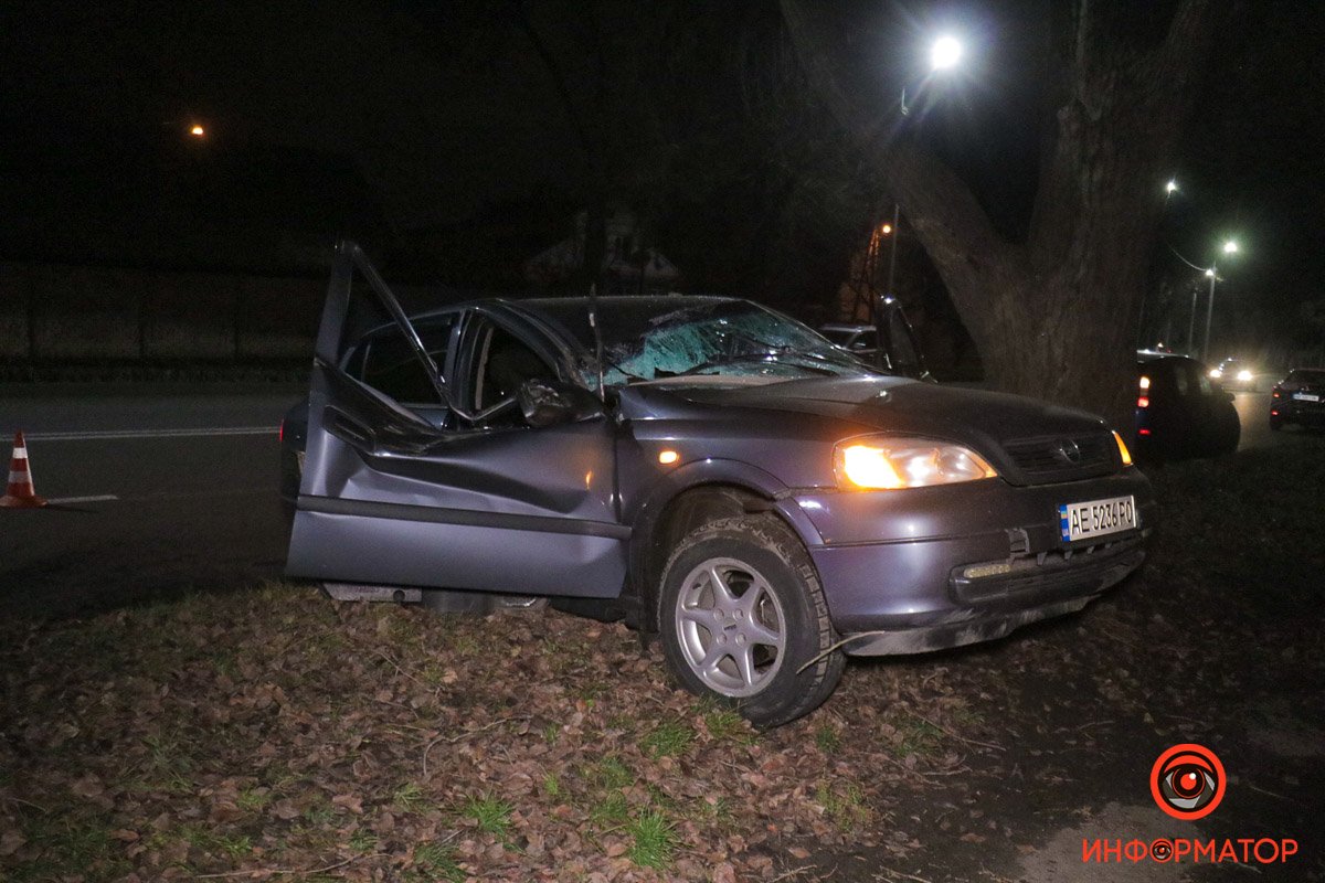 В Днепре на улице Криворожской Opel столкнулся с внедорожником: есть пострадавшие 1