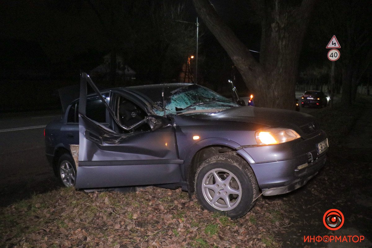 В Днепре на улице Криворожской Opel столкнулся с внедорожником: есть пострадавшие 2