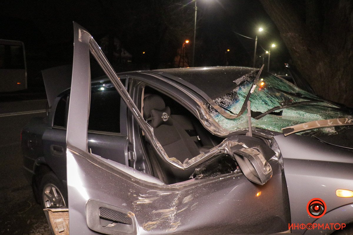 В Днепре на улице Криворожской Opel столкнулся с внедорожником: есть пострадавшие 4