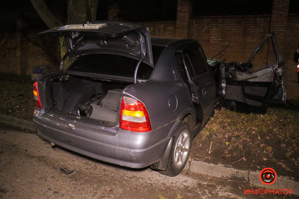 В Днепре на улице Криворожской Opel столкнулся с внедорожником: есть пострадавшие 5