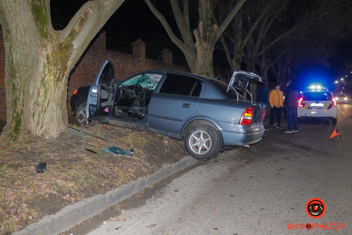 В Днепре на улице Криворожской Opel столкнулся с внедорожником: есть пострадавшие 8