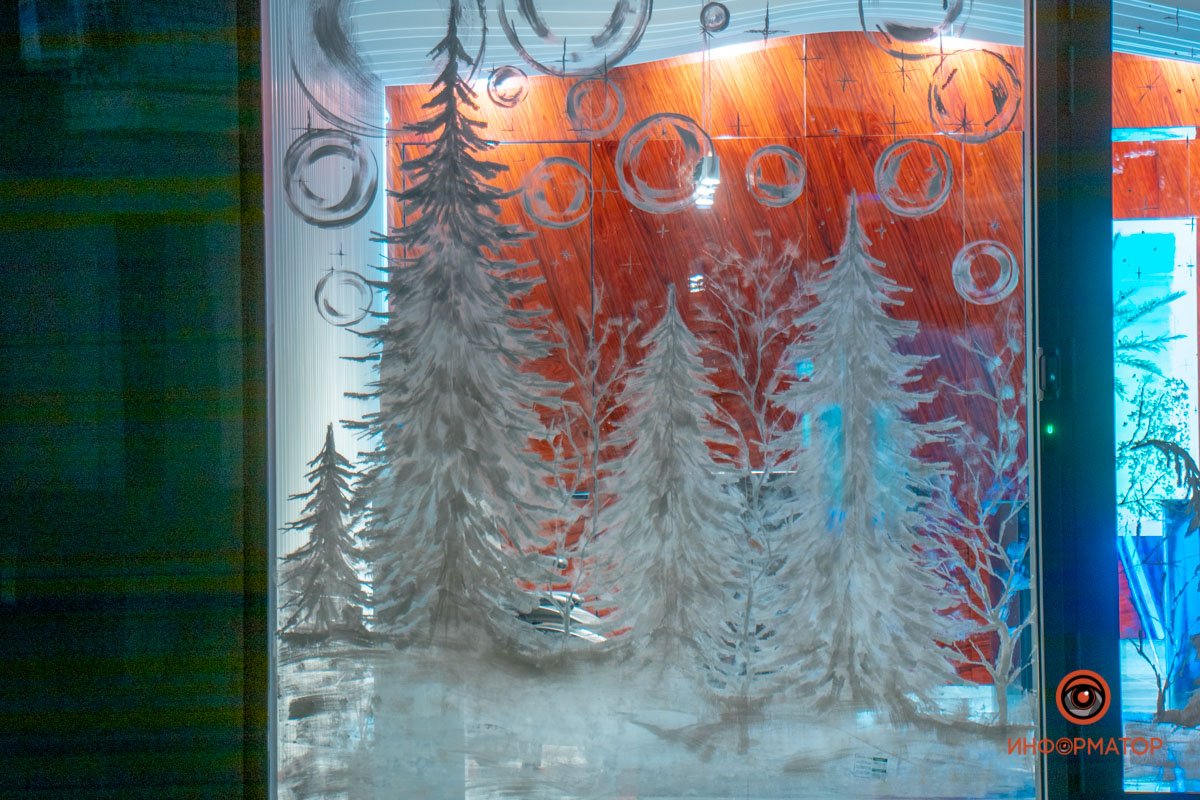 Возвращает в один из минувших много лет назад детских утренников, не так ли?