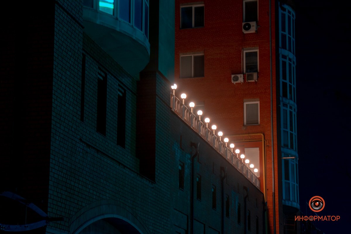 Озаряют темные многоэтажки