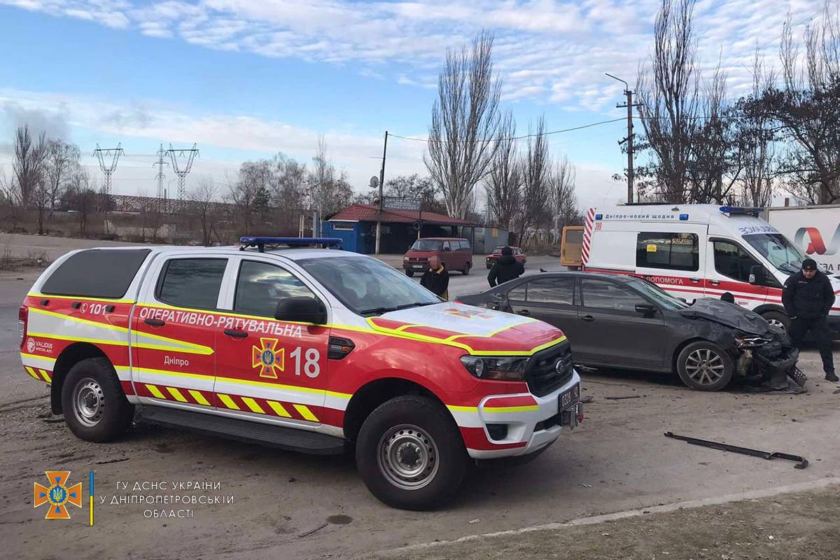 Здесь столкнулись "Москвич" и Volkswagen Jetta Здесь столкнулись "Москвич" и Volkswagen Jetta