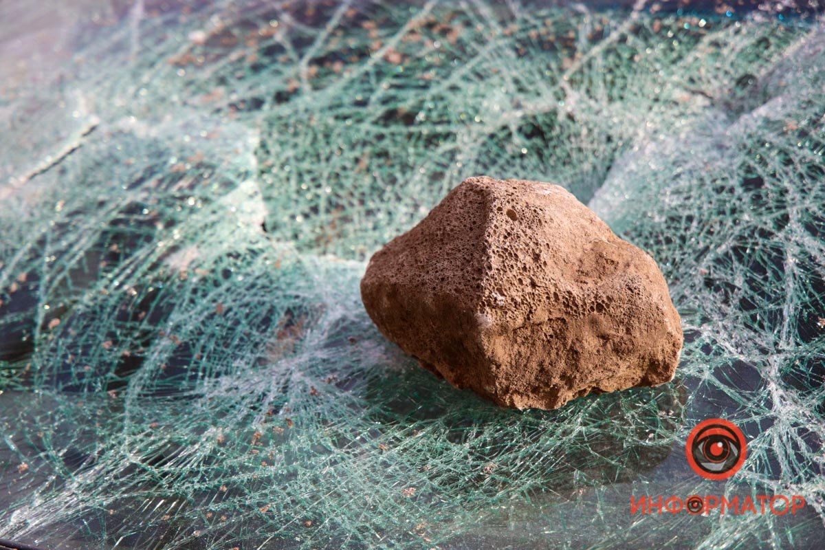 Лобовое стекло разбили камнем. Лобовое стекло разбили камнем.