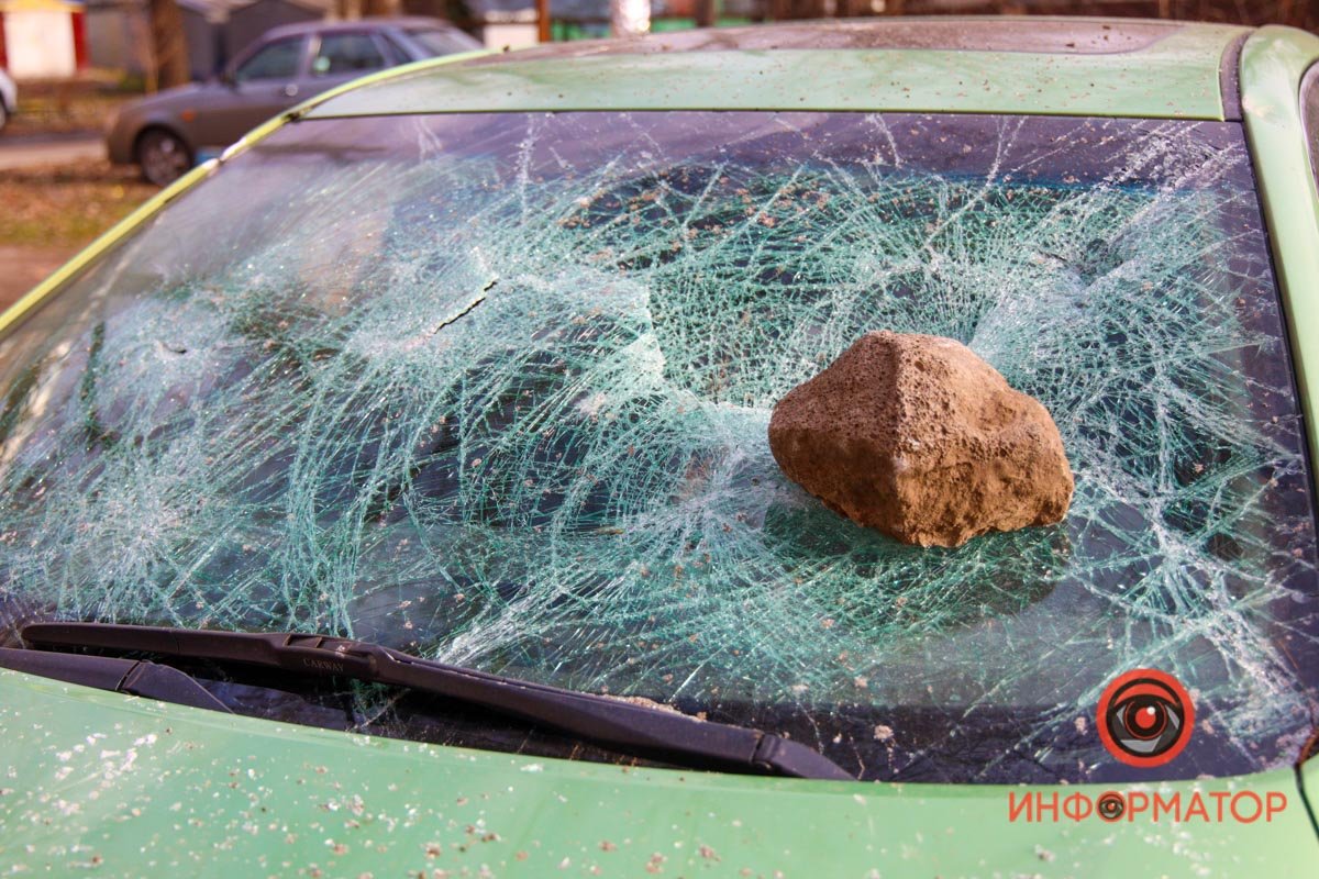 Автомобиль был припаркован во дворе жилого дома Автомобиль был припаркован во дворе жилого дома