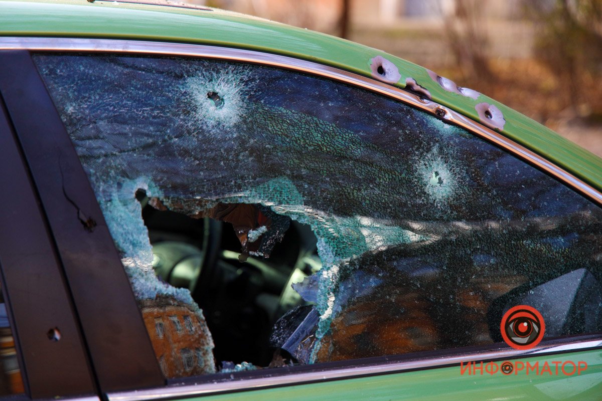 Утром здесь обнаружили расстрелянный и разбитый автомобиль Утром здесь обнаружили расстрелянный и разбитый автомобиль