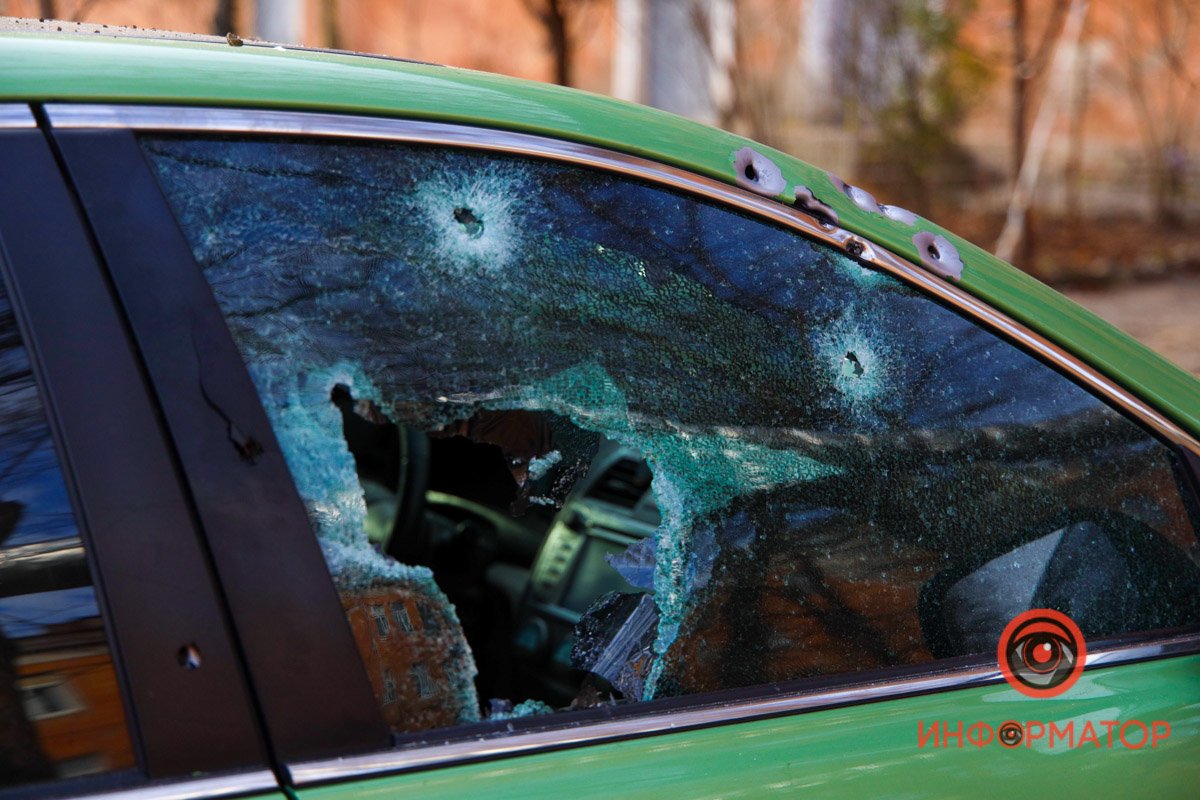 В салоне авто много осколков от стекол В салоне авто много осколков от стекол