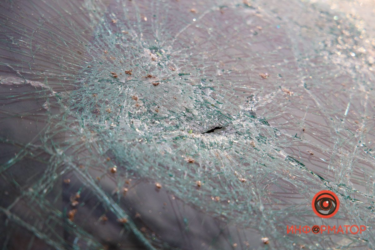 Также много осколков около автомобиля Также много осколков около автомобиля