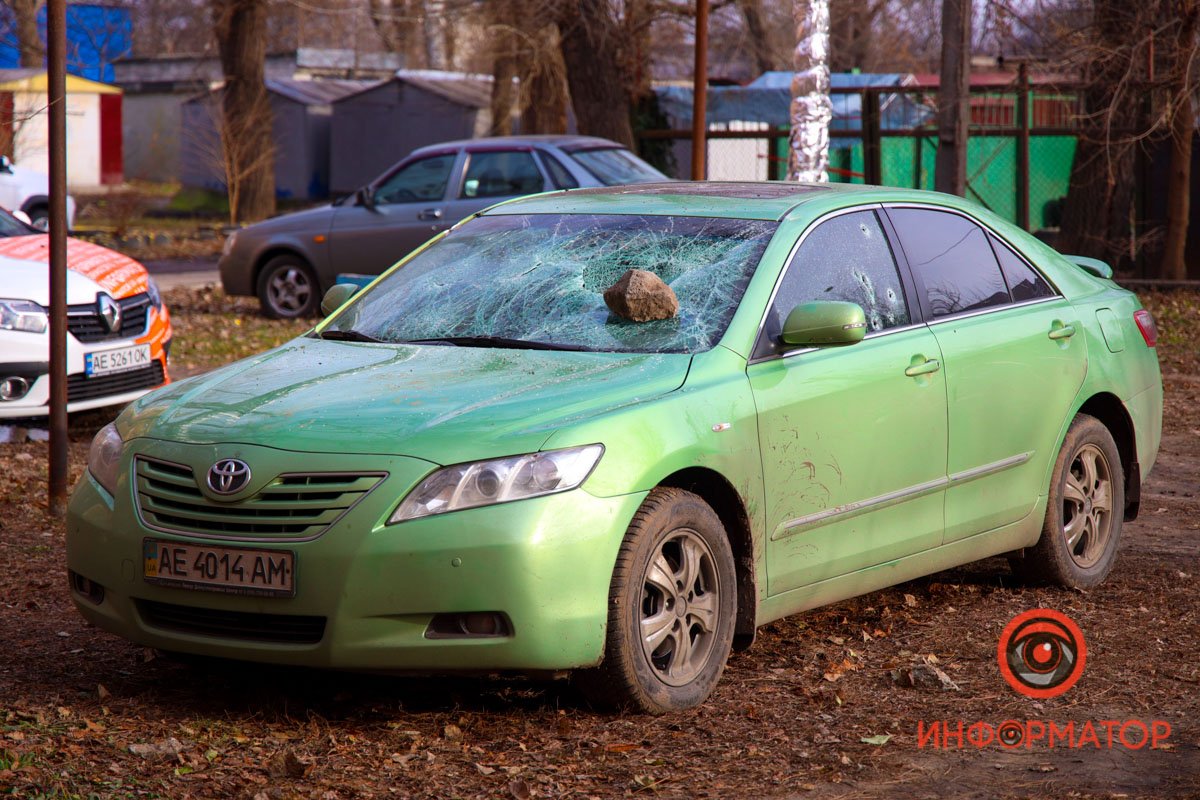 С этой стороны видно, как выстрелы прошли на вылет  С этой стороны видно, как выстрелы прошли на вылет