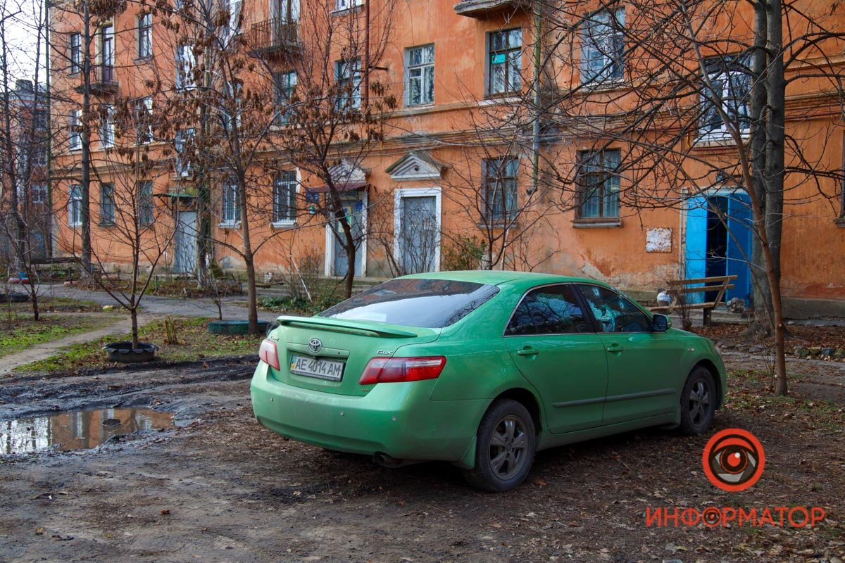 Автомобиль был припаркован во дворе жилого дома Автомобиль был припаркован во дворе жилого дома
