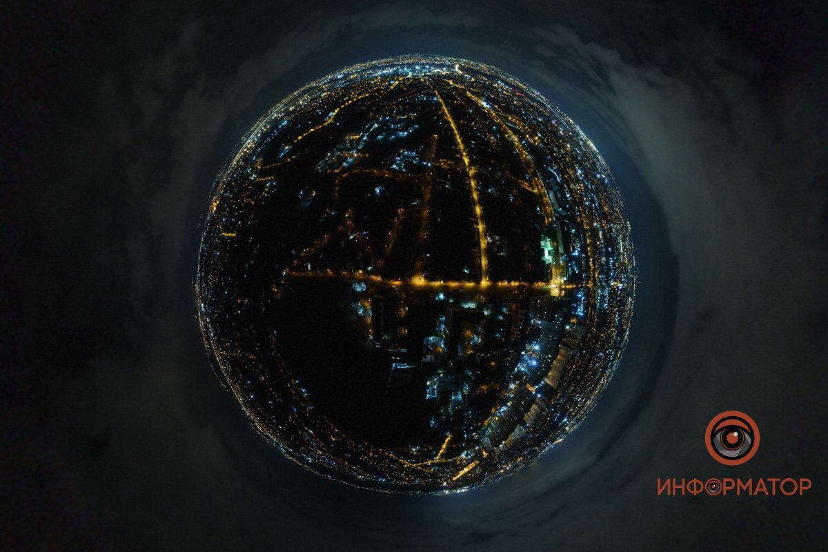 При свете фонарей так же красив