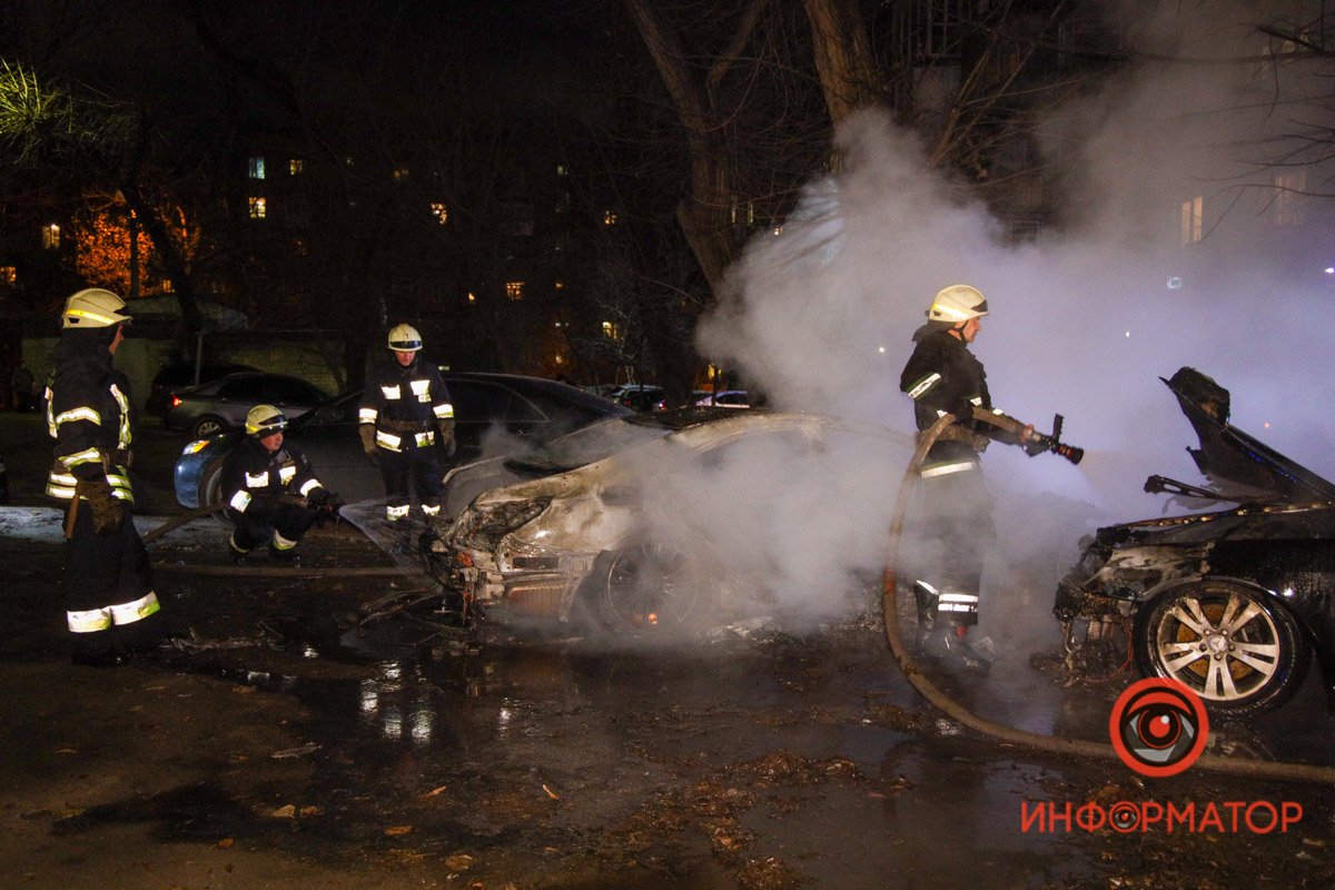 Во дворе дома № 27 на улице Владимира Мономаха горели три автомобиля