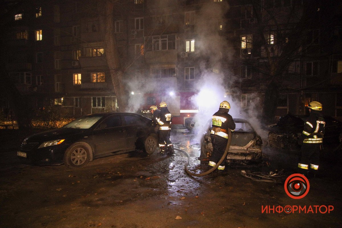 По неподтвержденной информации, в машины бросили коктейль Молотова