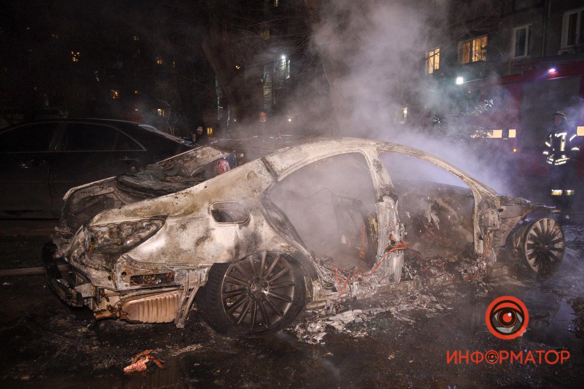 Огонь перебросился на рядом стоящие автомобили