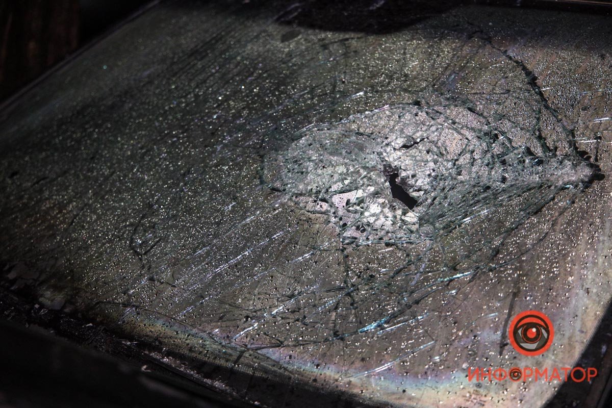 Вокруг автомобилей, много обломков