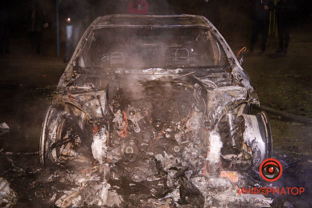 Моторный отсек у Mercedes сгорел полностью