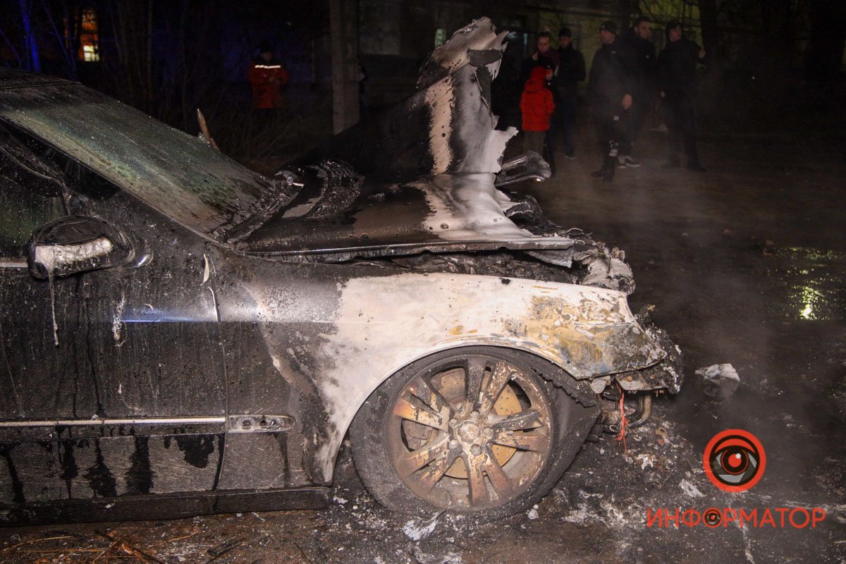 Во дворе собрались жильцы дома