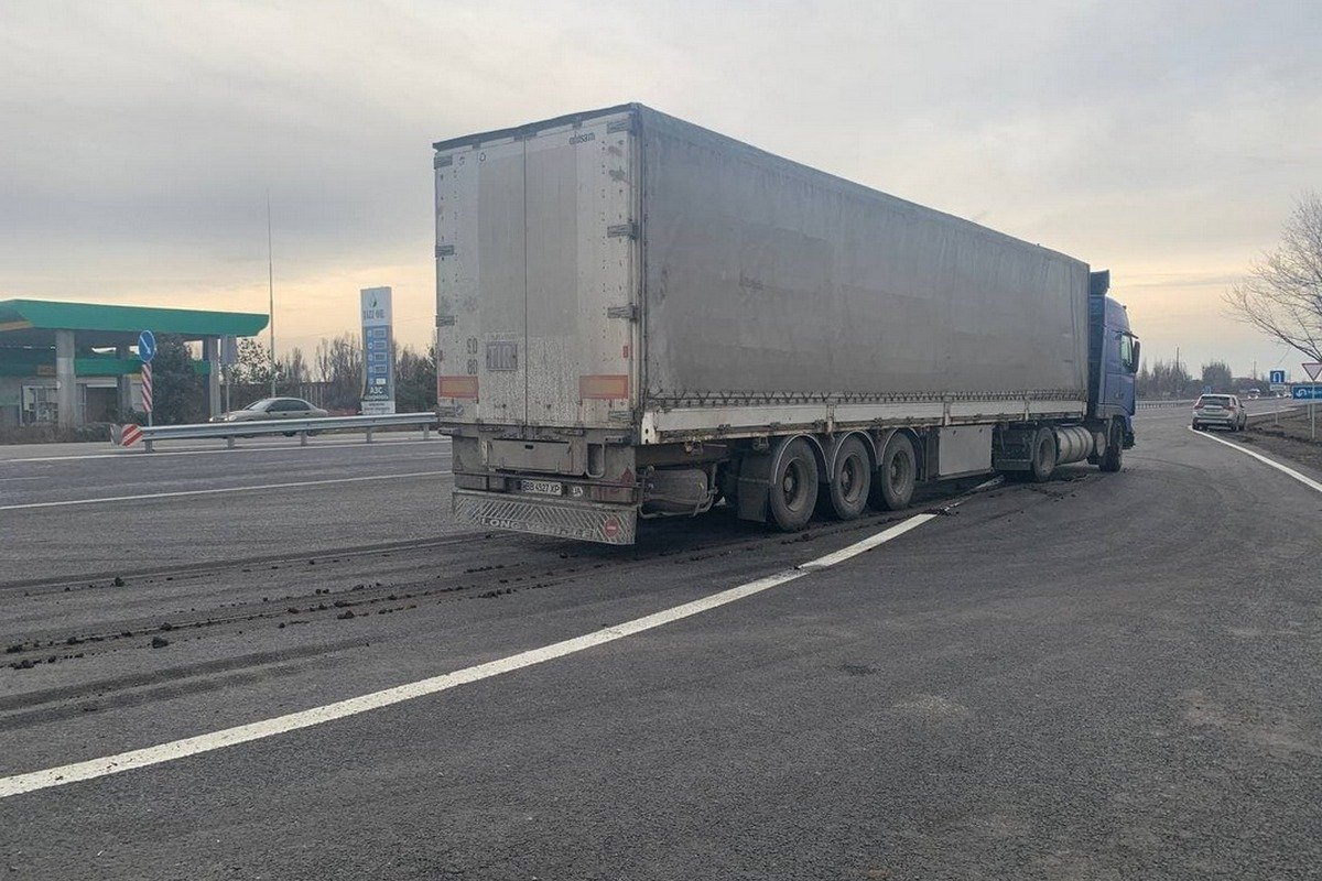 В четверг, 2 декабря, на трассе М-30 в Новомосковском районе произошла авария