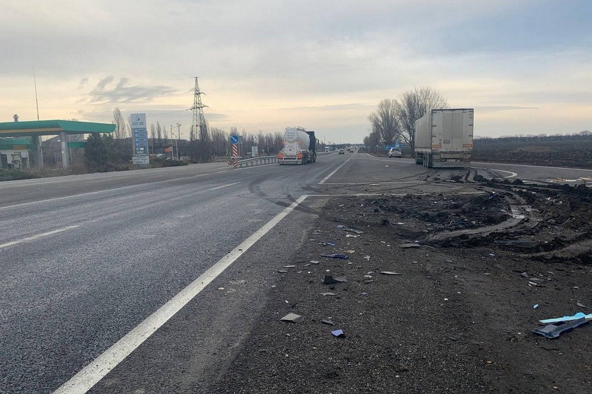 Здесь столкнулись грузовые авто ISUZU и Volvo