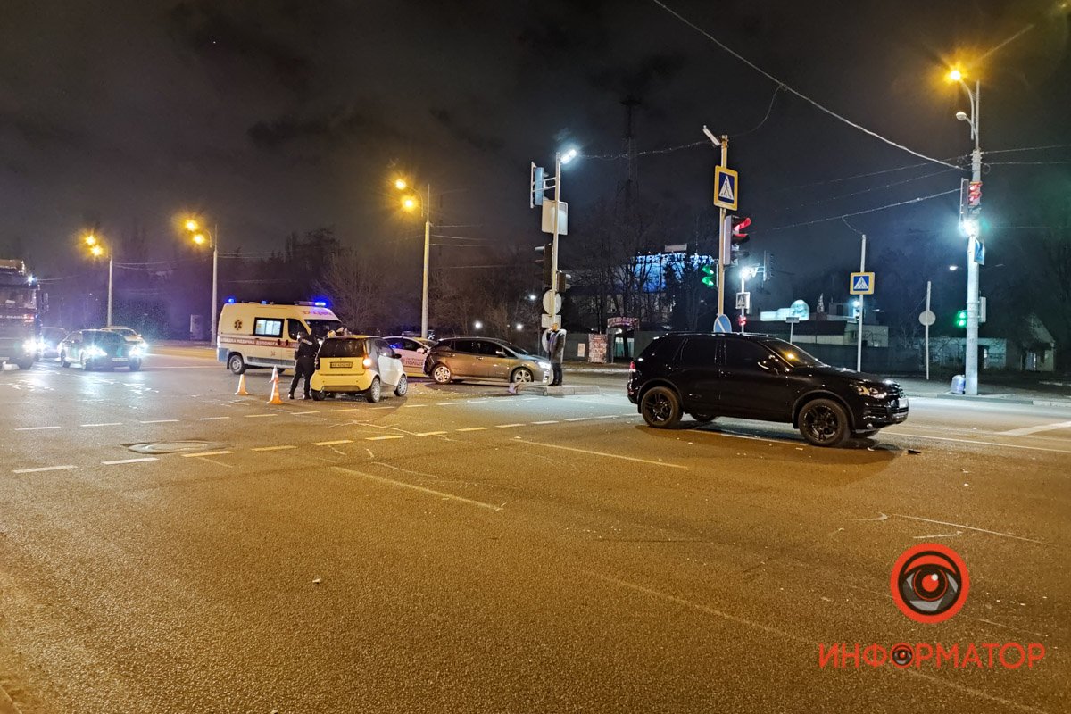 На перекрестке проспекта Слобожанский и улицы Тепличная Smart врезался в Nissan