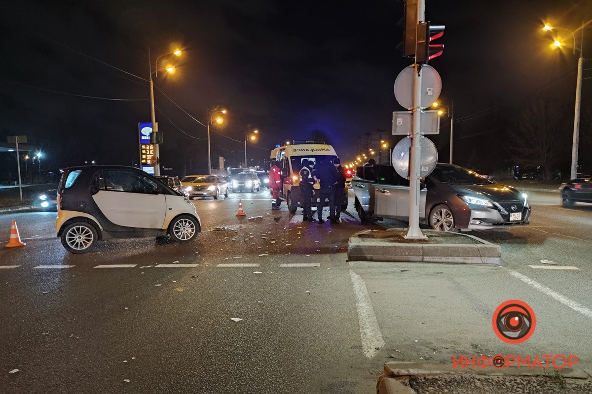 Nissan стоял в крайней левой полосе, чтобы совершить поворот и вдруг почувствовал удар сзади